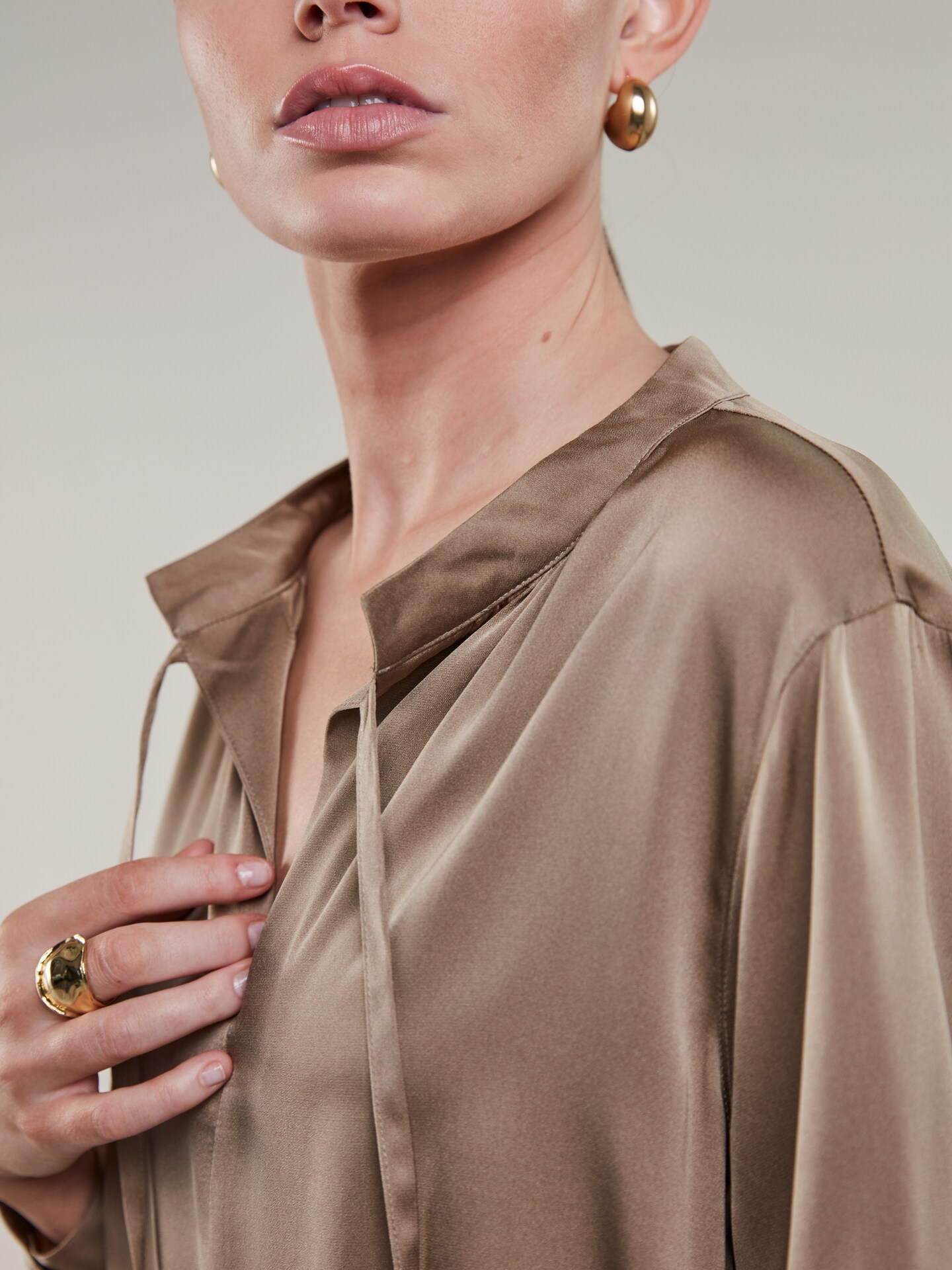 JanelleBeige silkeskjorte
