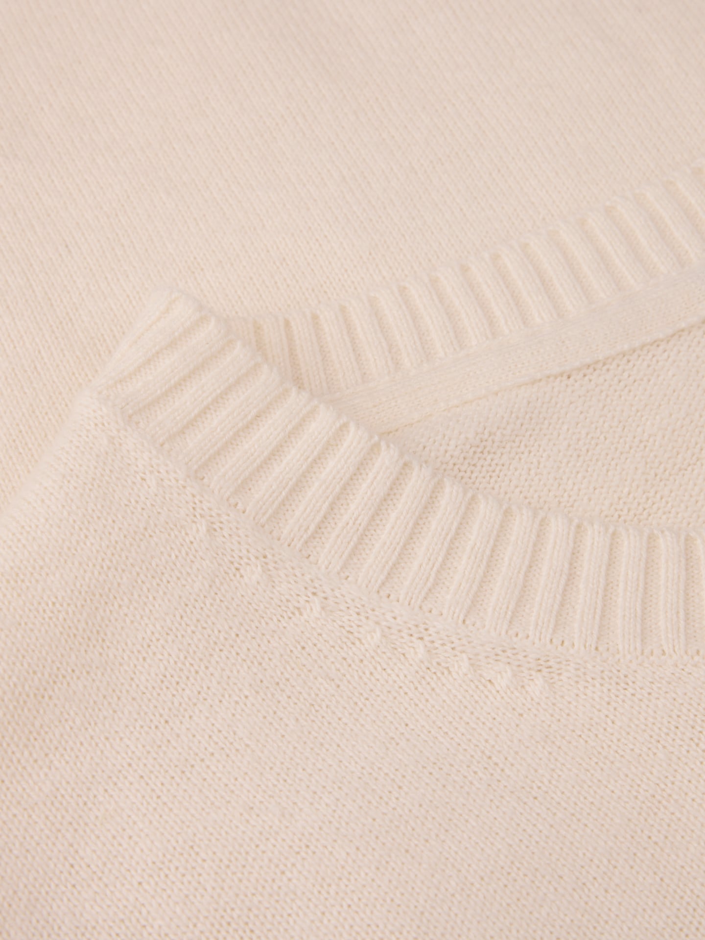 Offwhite pullover mit Rundhalskragen 