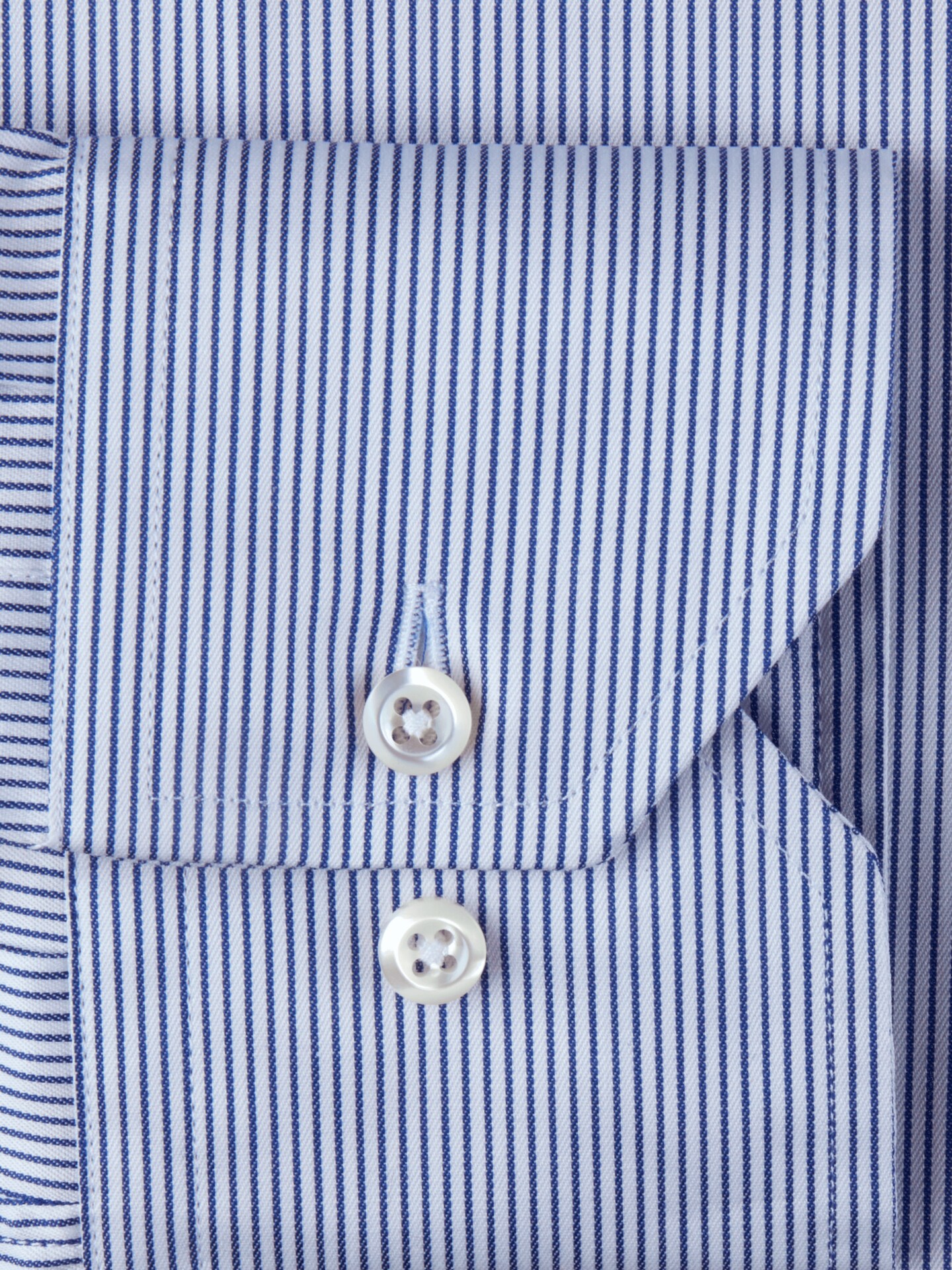 Blaues Hemd mit schmalen Streifen